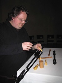 Martin Schmeding während der Proben mit seinen Instrumenten